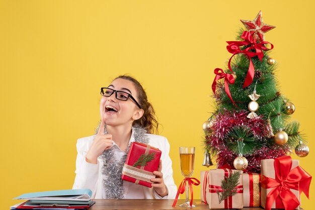 Vue de face femme médecin tenant le cadeau de Noël