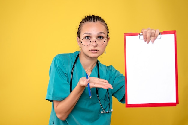 Vue de face femme médecin tenant le presse-papiers médical, couleur infirmière hôpital émotion covid-19 médical santé