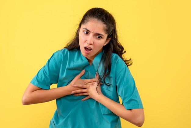 Vue de face femme médecin tenant sa poitrine debout