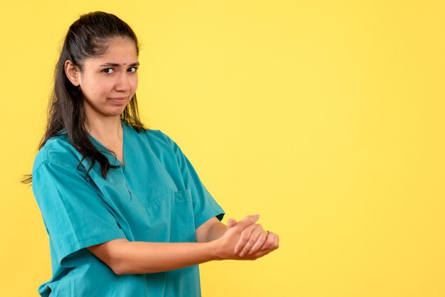 Vue de face femme médecin en uniforme debout