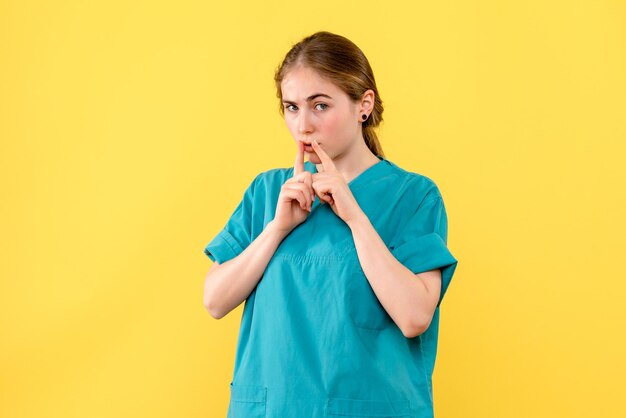 Vue de face d'une femme médecin avec un visage sérieux