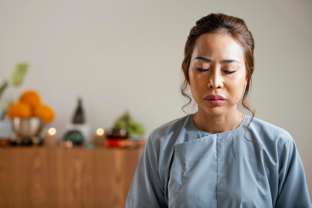 Vue de face de la femme méditant avec espace copie