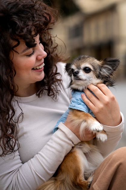 Photo gratuite vue de face femme avec mignon chien chihuahua