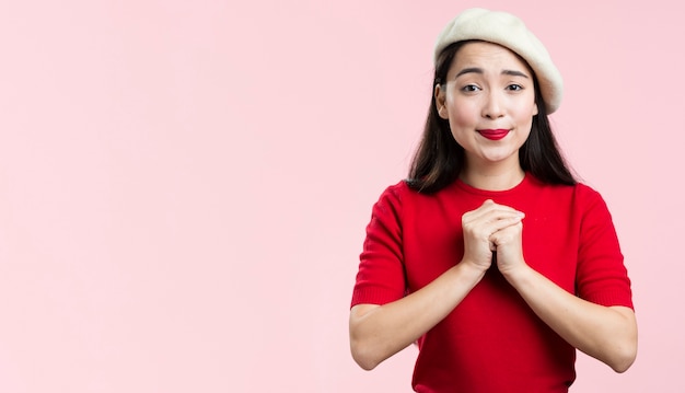 Photo gratuite vue de face femme mignonne avec des lèvres rouges