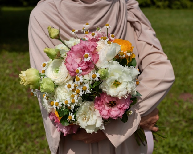 Photo gratuite vue de face femme musulmane posant à l'extérieur