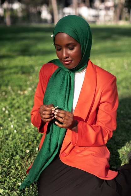 Photo gratuite vue de face femme musulmane posant à l'extérieur