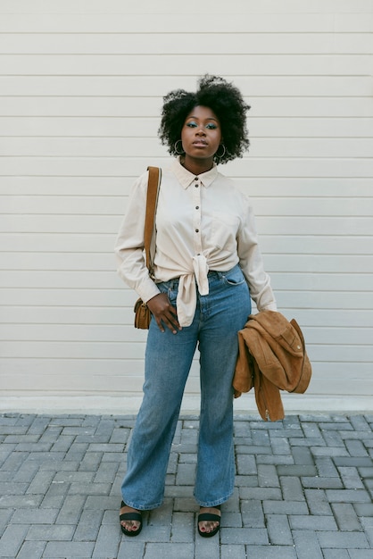 Photo gratuite vue de face femme noire posant à l'extérieur