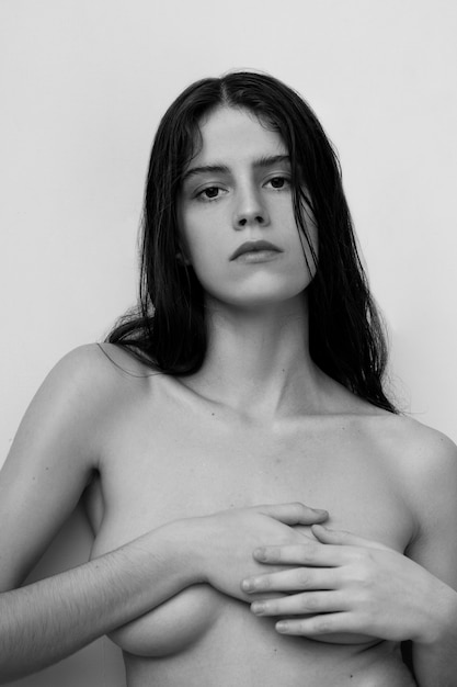 Photo gratuite vue de face femme nue posant en noir et blanc