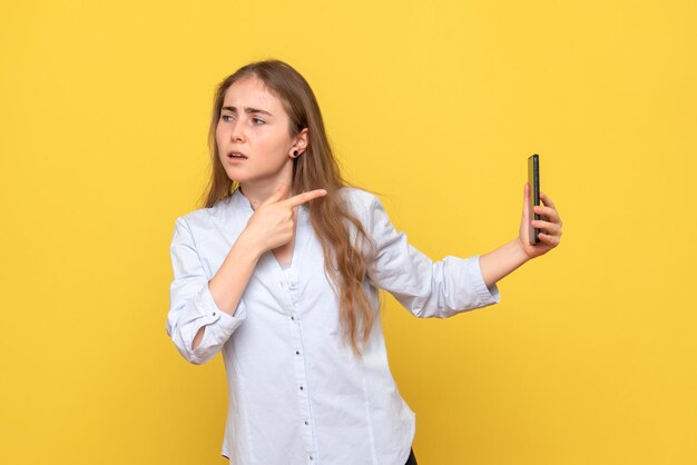 Vue de face d'une femme ordinaire prenant un selfie