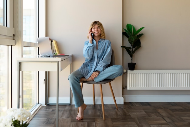 Vue de face femme parlant au téléphone