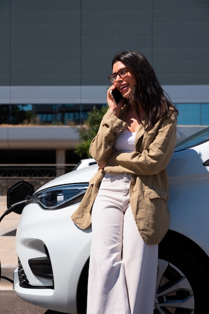 Photo gratuite vue de face femme parlant au téléphone