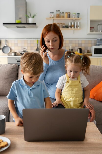 Vue de face femme parlant au téléphone