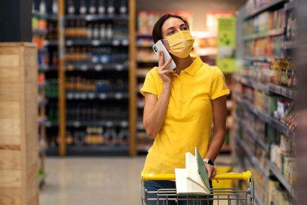 Vue de face femme parlant au téléphone