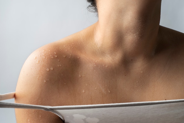 Photo gratuite vue de face femme avec une peau hydratée