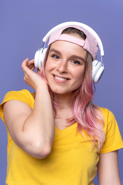 Vue de face femme portant des écouteurs