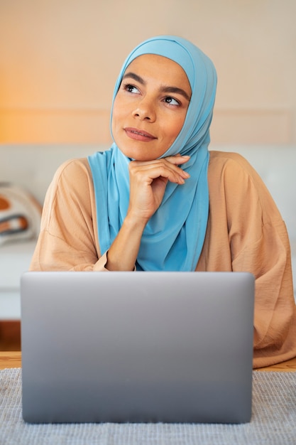 Vue de face femme portant le hijab