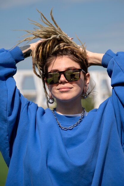 Vue de face femme portant des lunettes de soleil