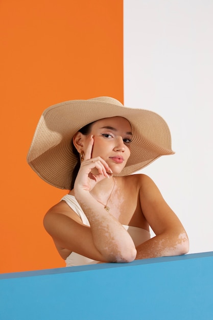 Vue de face femme portant un maillot de bain élégant