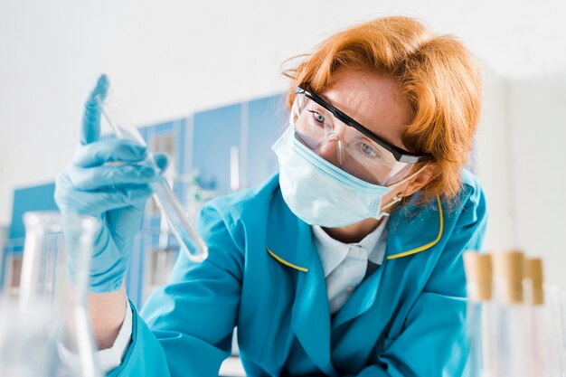 Vue de face femme portant un masque médical