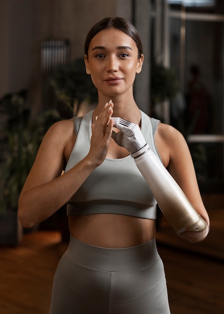 Photo gratuite vue de face femme portant une prothèse de bras