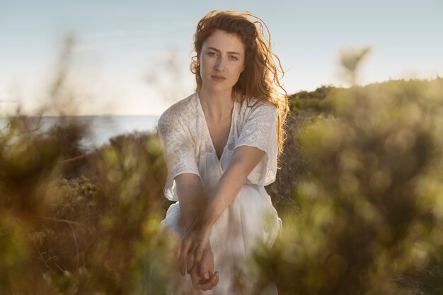 Vue de face femme posant au bord de la mer