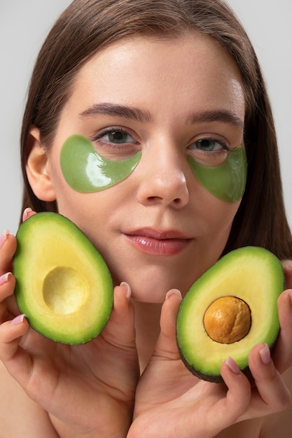 Vue de face femme posant avec avocat