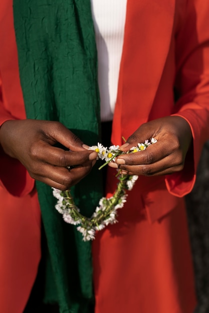 Vue de face femme posant avec une couronne de fleurs