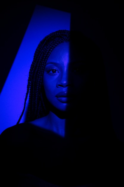 Vue de face femme posant dans la lumière bleue