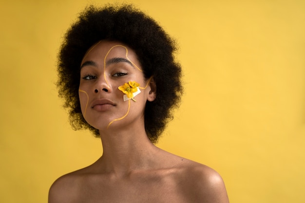 Photo gratuite vue de face femme posant avec fleur