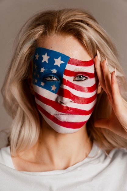 Photo gratuite vue de face femme posant avec le maquillage usa