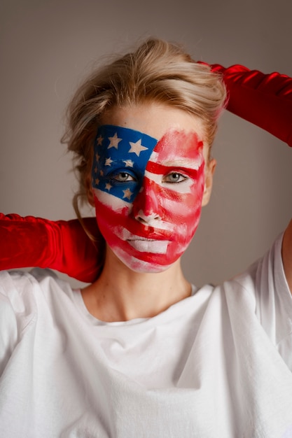 Photo gratuite vue de face femme posant avec le maquillage usa