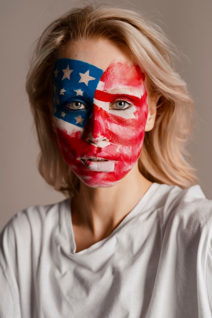 Vue de face femme posant avec le maquillage usa