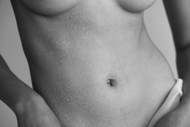 Photo gratuite vue de face femme posant nue avec des gouttes d'eau