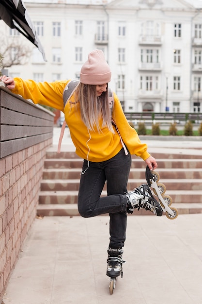 Photo gratuite vue de face de femme posant avec des patins à roues alignées