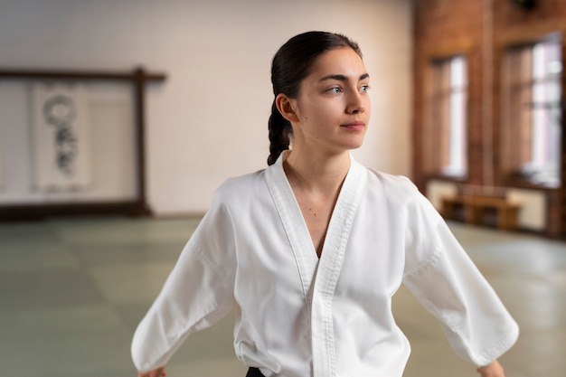 Photo gratuite vue de face femme pratiquant le taekwondo