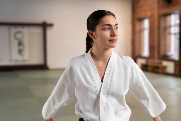 Vue de face femme pratiquant le taekwondo