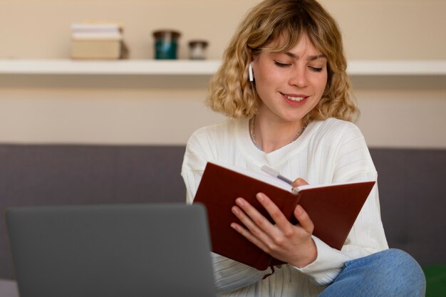 Vue de face femme prenant des notes