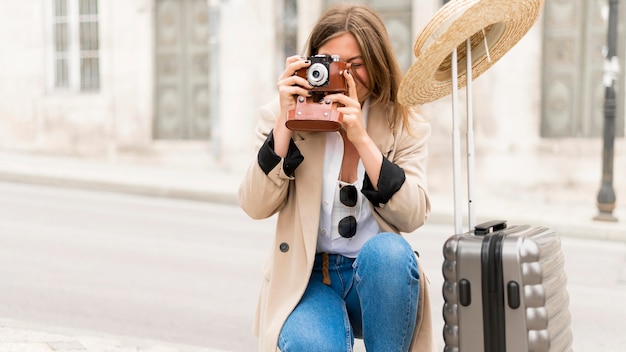 Vue de face femme prenant des photos