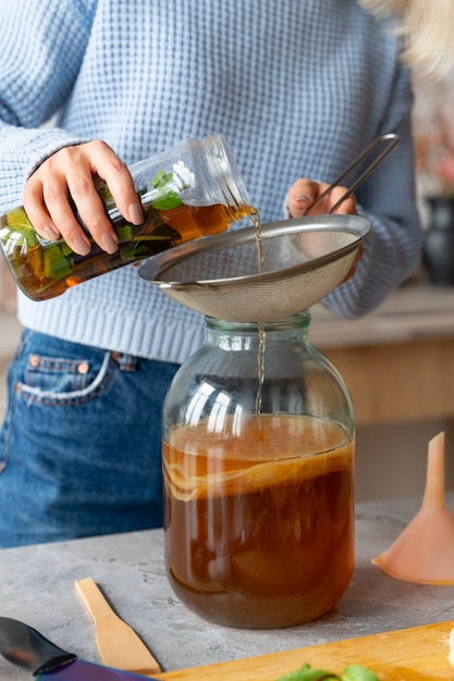 Photo gratuite vue de face femme préparant le kombucha