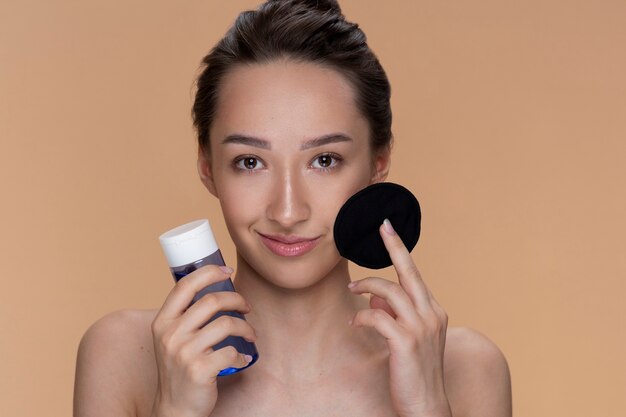 Vue de face femme avec des produits nettoyants