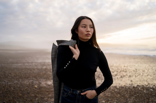 Vue de face femme profitant du temps à la plage