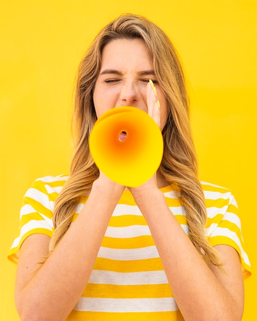 Photo gratuite vue de face femme qui crie