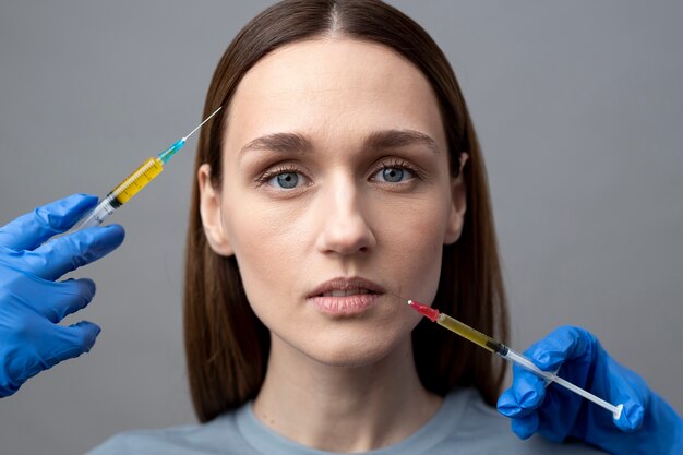 Vue de face femme recevant des injections de prp