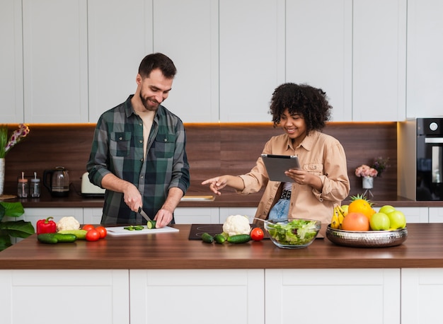 Vue de face, femme, regarder, cuisine