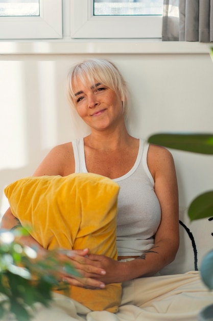 Vue de face femme relaxante à la maison