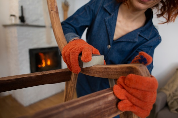 Photo gratuite vue de face femme restaurant des meubles en bois