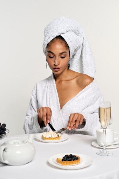 Vue de face femme riche en train de manger