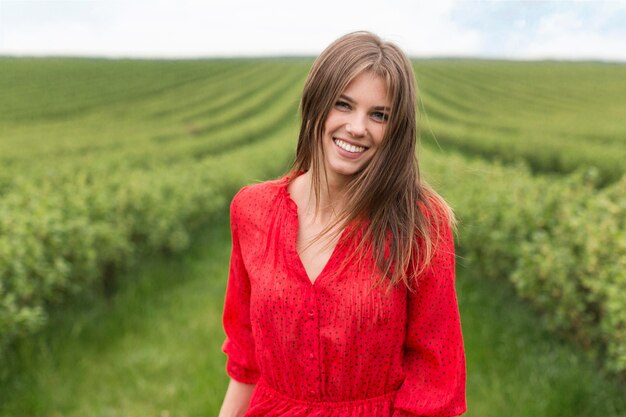 Vue de face femme en robe rouge