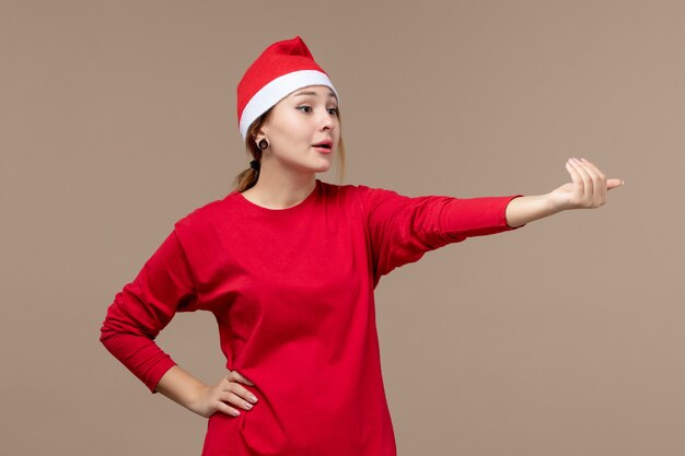 Vue de face d'une femme en rouge appelant quelqu'un en marron