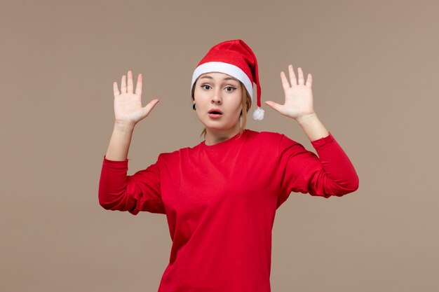 Vue de face d'une femme en rouge posant sur marron